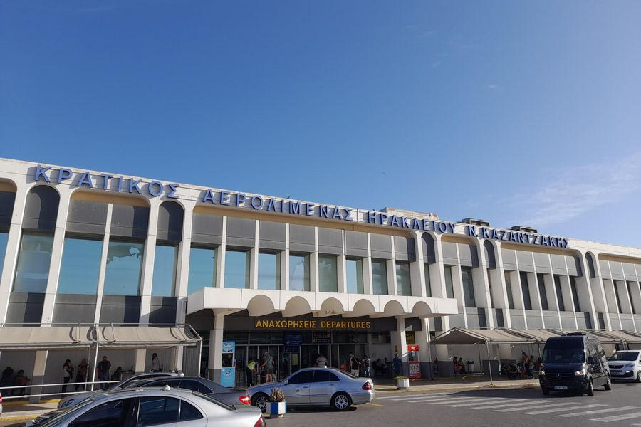 Επ’ αόριστον αποκλεισμό του αεροδρομίου Ηρακλείου αποφάσισαν οι αγροτοκτηνοτρόφοι