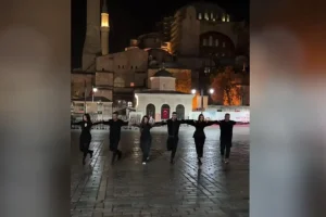 Έλληνες χόρεψαν χασάπικο μπροστά στην Αγία Σοφία: «Είναι ΑΙ», σχολιάζουν οι Τούρκοι