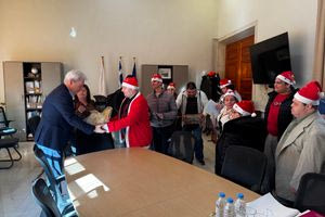 Ευχές και κάλαντα στον Αλέξη Καλοκαιρινό από τα μέλη του Κέντρου Ειδικών Παιδιών «Άγιος Σπυρίδων»