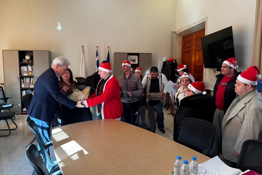 Ευχές και κάλαντα στον Αλέξη Καλοκαιρινό από τα μέλη του Κέντρου Ειδικών Παιδιών «Άγιος Σπυρίδων»