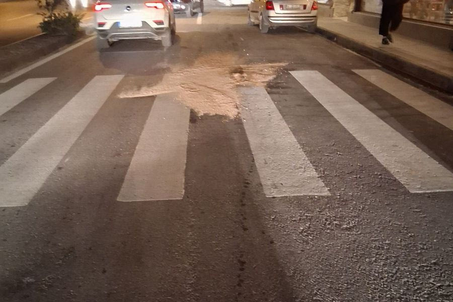 Διαρροή πετρελαίου στη Σοφοκλή Βενιζέλου – Προσοχή στους οδηγούς!