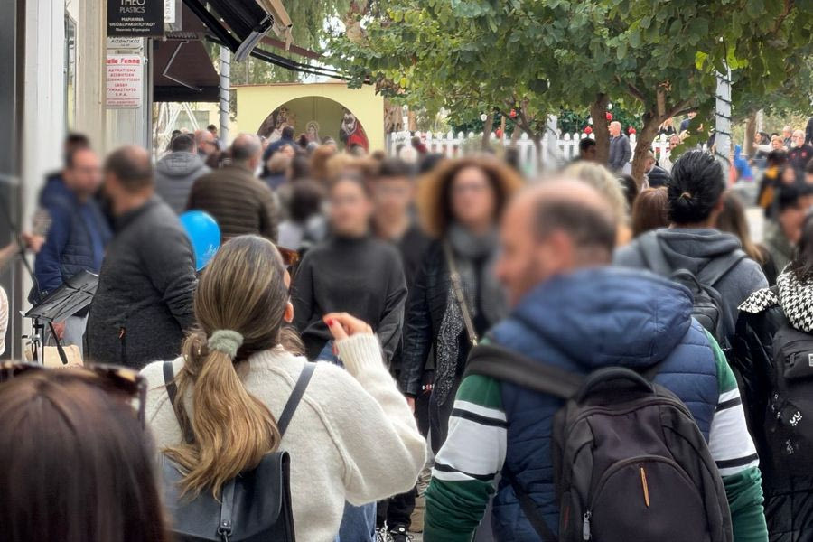 Ανοικτά σήμερα τα καταστήματα- Σε ρυθμούς εορταστικού ωραρίου η αγορά