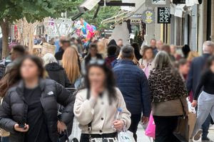 (ΦΩΤΟ) «Πλημμύρισε» από κόσμο το κέντρο του Ηρακλείου