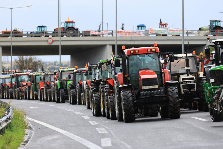 Οι αγρότες δεν φεύγουν από τα μπλόκα: Πολύωροι αποκλεισμοί στα τελωνεία Ευζώνων, Νίκης, Προμαχώνα και Εξοχής