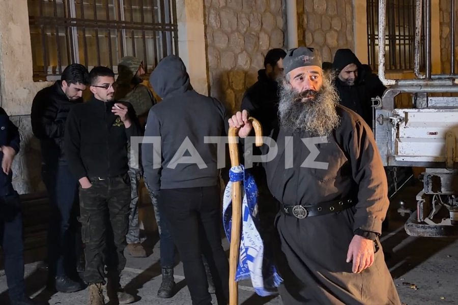 (ΦΩΤΟ & ΒΙΝΤΕΟ): Διανυκτερεύουν στην Αποκεντρωμένη οι αγρότες: Το πρωί της Τετάρτης επανεκτιμούν τη στάση τους