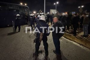 (ΦΩΤΟ) Παραμένουν έξω από το αεροδρόμιο Ηρακλείου οι αγροτοκτηνοτρόφοι