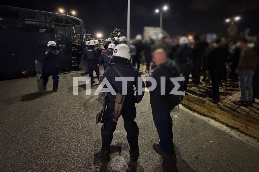 (ΦΩΤΟ) Παραμένουν έξω από το αεροδρόμιο Ηρακλείου οι αγροτοκτηνοτρόφοι