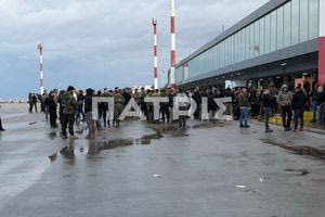 (ΒΙΝΤΕΟ) Αποχώρησαν από την πίστα του αεροδρομίου Ηρακλείου οι αγρότες