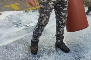 Χανιά: Αγρότες έχυσαν γάλα έξω από το κτίριο της εφορίας