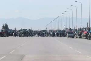 Θεσσαλονίκη: Οι αγρότες έκλεισαν την εθνική οδό στα Μάλγαρα