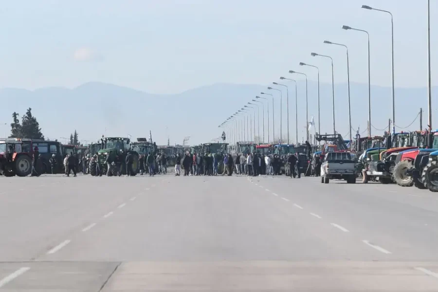 Θεσσαλονίκη: Οι αγρότες έκλεισαν την εθνική οδό στα Μάλγαρα