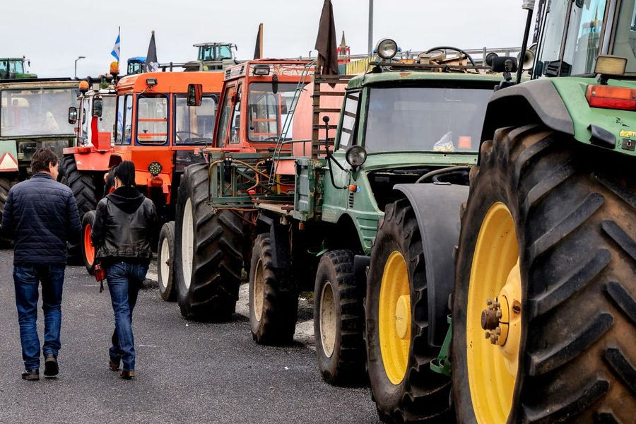 Ό,τι δώσαμε, δώσαμε, διαμηνύει η κυβέρνηση στους αγρότες και συνεχίζει να κρατά…κλειστούς τους δρόμους του διαλόγου. Ποιους αγρότες απειλούν, ότι θα…πληρώσουν τη νύφη; Δουλεύει…άψογα το ενιαίο κέντρο παρα-πληροφόρησης. Και μη ξεχνάμε, το σκάνδαλο των υποκλοπών είναι πάντα εδώ!