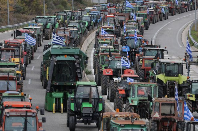 Κατεβασμένες τις μπάρες κρατάει η κυβέρνηση, με τους αγρότες να…ανοίγουν δρόμους για νέους αγώνες!  Στην ευρω-αυλή έφτασαν τα τρακτέρ της οργής!   «Δεν ξέρουν, δεν είδαν, δεν άκουσαν»…οι «γαλάζιοι», στην Εξεταστική για τον ΟΠΕΚΕΠΕ! Βυθίστηκαν στην αμνησία…