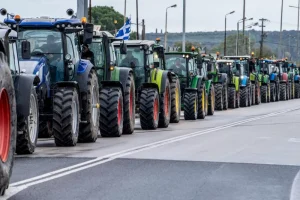 Κλιμακώνουν τη στάση τους οι αγρότες: Σε «ασφυξία» το οδικό δίκτυο – Νέα μπλόκα σε όλη τη χώρα