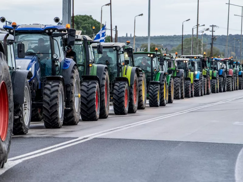 Κλιμακώνουν τη στάση τους οι αγρότες: Σε «ασφυξία» το οδικό δίκτυο – Νέα μπλόκα σε όλη τη χώρα