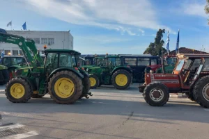 Χανιά: Αγρότες έκλεισαν το δρόμο στα Μεγάλα Χωράφια και μοίρασαν…. εσπεριδοειδή