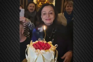 Η Χάρις Αλεξίου έγινε 75: Η τούρτα, το τραγούδι που είπε και συγκινήθηκε και η έκπληξη των φίλων της