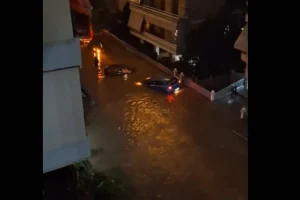 Κακοκαιρία Byron: Αυτοκίνητα έγιναν… βάρκες στον Άλιμο και επέπλεαν στα λασπόνερα (vid)