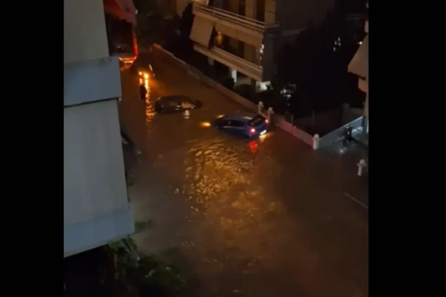 Κακοκαιρία Byron: Αυτοκίνητα έγιναν… βάρκες στον Άλιμο και επέπλεαν στα λασπόνερα (vid)