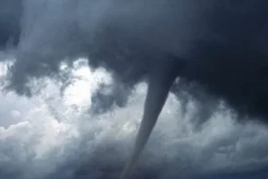 Ηράκλειο: Ισχυροί άνεμοι «σήκωσαν» κάδους και προκάλεσαν ζημιές σε αυτοκίνητο