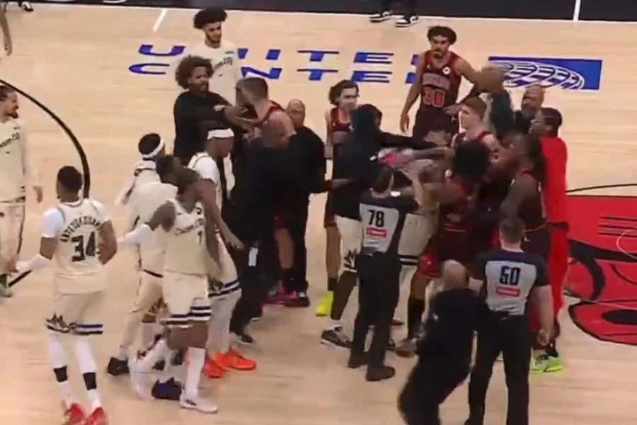 Ο Αντετοκούνμπο κάρφωσε στο τέλος του ματς και προκλήθηκε… σύρραξη με τους Μπουλς, δείτε βίντεο