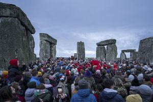 Πλήθος κόσμου συγκεντρώθηκε στο Στόουνχεντζ για να γιορτάσει το χειμερινό ηλιοστάσιο