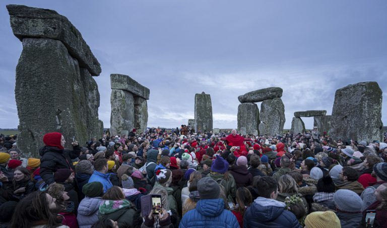 Πλήθος κόσμου συγκεντρώθηκε στο Στόουνχεντζ για να γιορτάσει το χειμερινό ηλιοστάσιο