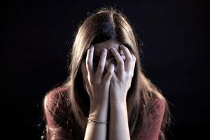 Εφιαλτικές στιγμές για 15χρονη: Μίμος που ήταν ντυμένος Τσάρλι Τσάπλιν προχώρησε σε ασελγείς πράξεις