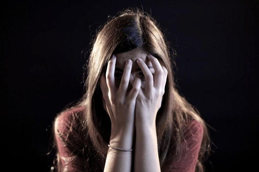 Εφιαλτικές στιγμές για 15χρονη: Μίμος που ήταν ντυμένος Τσάρλι Τσάπλιν προχώρησε σε ασελγείς πράξεις