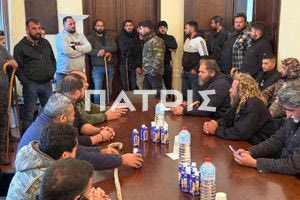 (ΦΩΤΟ) Στην Αποκεντρωμένη οι αγρότες – Κλειστή η παραλιακή, ανοιχτό το αεροδρόμιο