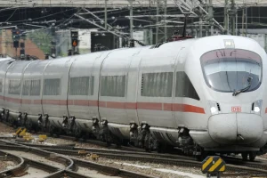Αμαξοστοιχία Intercity με 400 επιβάτες ακινητοποιήθηκε στους Αγίους Αναργύρους λόγω βλάβης