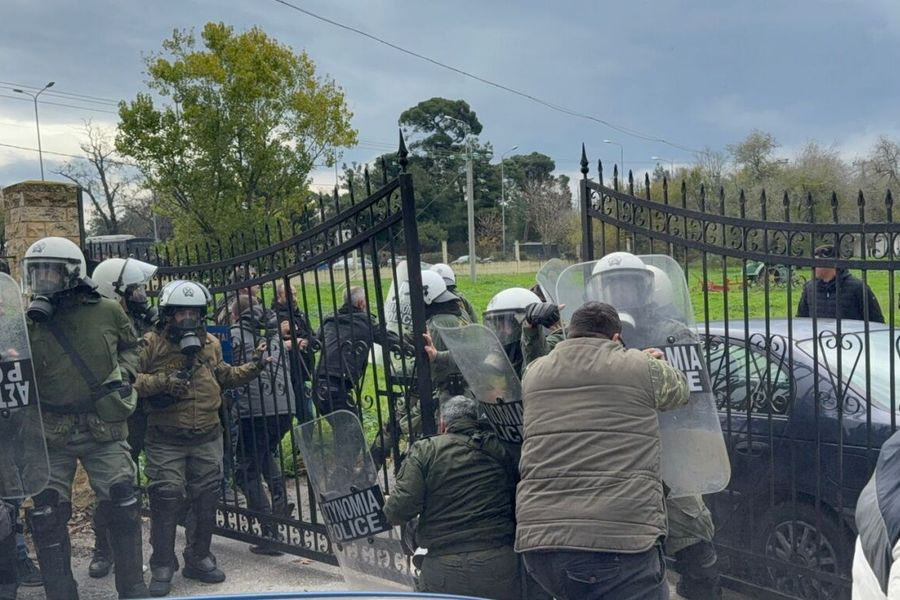 Επεισόδια με σπρωξιές και χημικά ανάμεσα σε αστυνομικούς και αγρότες που θέλησαν να κλείσουν την είσοδο στο αεροδρόμιο «Μακεδονία», δείτε βίντεο