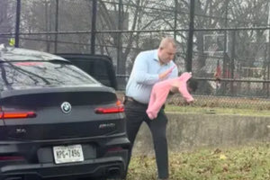 Αστυνομικός έσωσε παιδί που πνιγόταν στη Νέα Υόρκη