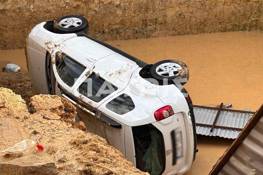 (ΦΩΤΟ) Υποχώρησε δρόμος στο Ηράκλειο – Αυτοκίνητο «βυθίστηκε» σε οικόπεδο
