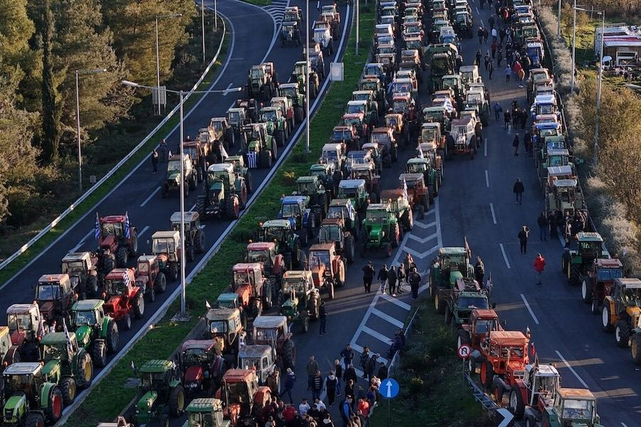 Κλιμακώνουν τις κινητοποιήσεις οι αγρότες: Μετά την ΠΑΘΕ, τα Μάλγαρα και τον Ε65, θα αποκλείσουν και λιμάνια