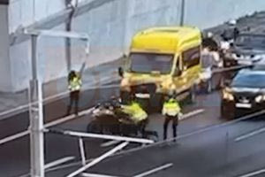 Αναβάτης παρέσυρε τροχονόμο στην Αττική Οδό