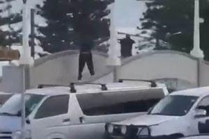 Συναγερμός στην Αυστραλία: Πυροβολισμοί σε παραλία του Σίδνεϊ – Βίντεο από την επίθεση δύο ένοπλων δραστών