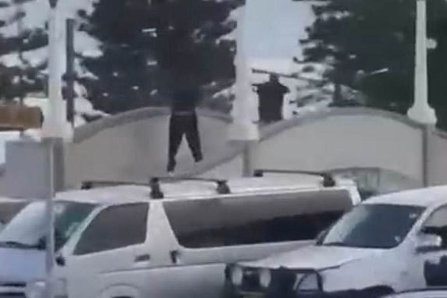 Συναγερμός στην Αυστραλία: Πυροβολισμοί σε παραλία του Σίδνεϊ – Βίντεο από την επίθεση δύο ένοπλων δραστών