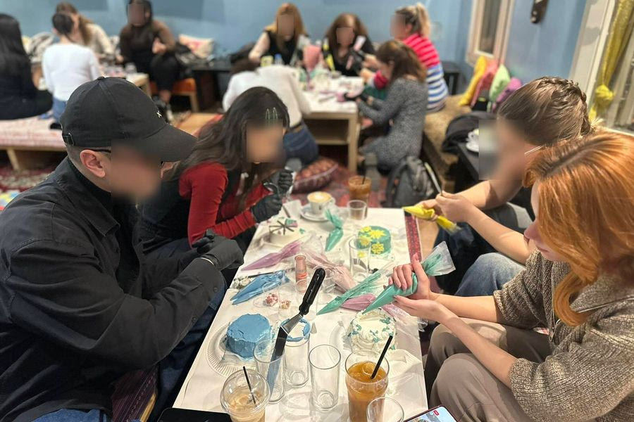 (ΦΩΤΟ) Λίγη βουτυρόκρεμα, πολύ χρώμα και φαντασία – Tα cake workshop που αγαπηθήκαν επέστρεψαν!