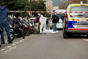 Bίντεο: Αστυνομικοί πυροβολούν και σκοτώνουν έναν 26χρονο που απειλούσε με μαχαίρι περαστικούς στην Κορσική