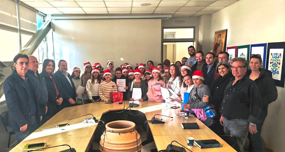 Χριστουγεννιάτικα κάλαντα στο Δήμαρχο Μινώα και στο προσωπικό του Δήμου