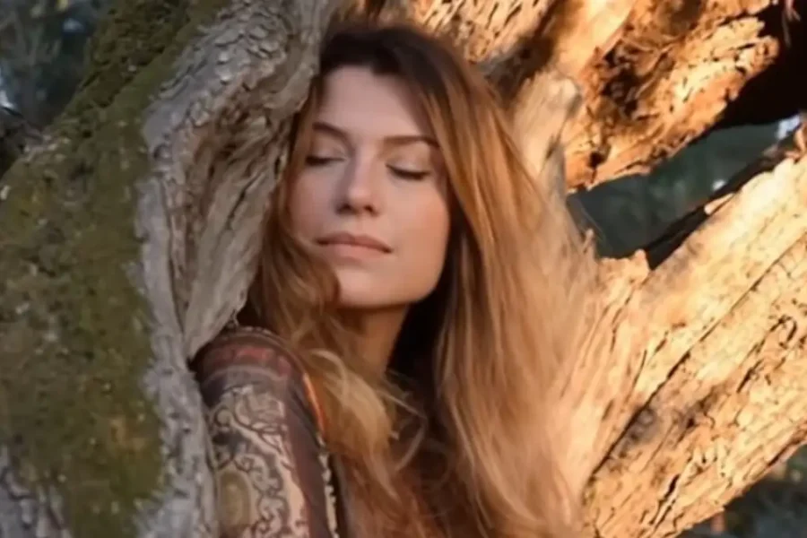 Πέθανε η τραγουδίστρια Κλαούντια Ντελμέρ από καρκίνο στο πάγκρεας – Ήταν μητέρα 4 παιδιών και ζούσε στην Ελλάδα