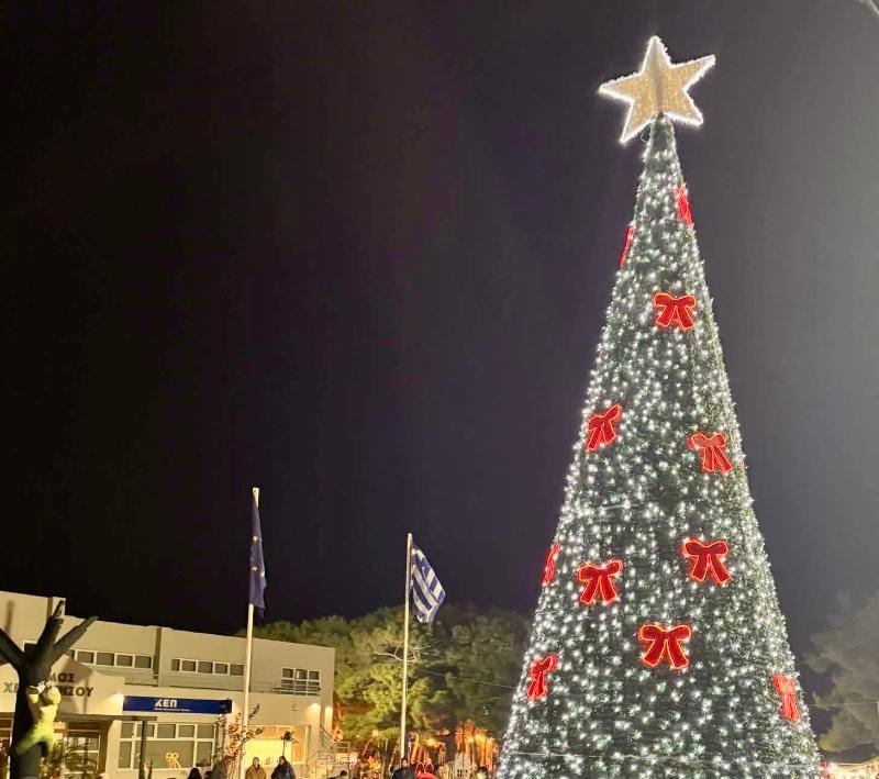 Χερσόνησος: Φωταγωγήθηκε το Χριστουγεννιάτικο δέντρο στο Παραμυθοχωριό του Αϊ Βασίλη