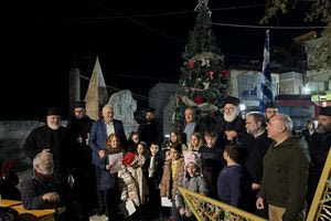 Στο πνεύμα των εορτών και η Βιάννος – Φωταγωγήθηκε το χριστουγεννιάτικο δέντρο