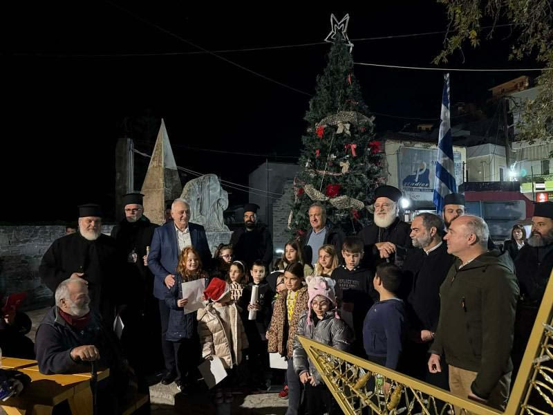 Στο πνεύμα των εορτών και η Βιάννος – Φωταγωγήθηκε το χριστουγεννιάτικο δέντρο
