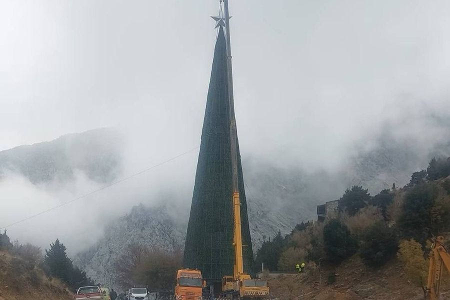 Φωταγωγείται την Κυριακή το μεγαλύτερο χριστουγεννιάτικο δέντρο στην Ευρώπη και είναι στην Κρήτη