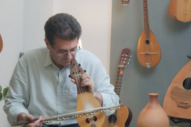 «Η τέχνη της λύρας στην Κρήτη»: Το ντοκιμαντέρ που θέλει να «φωτίσει» την εξέλιξη της λύρας στο πέρασμα των χρόνων