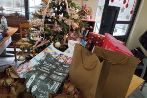 Χριστουγεννιάτικα δώρα από το Κ.Η.Φ.Η Αγίας Τριάδας στα παιδιά της Παιδοαιματολογική κλινική του ΠΑΓΝΗ