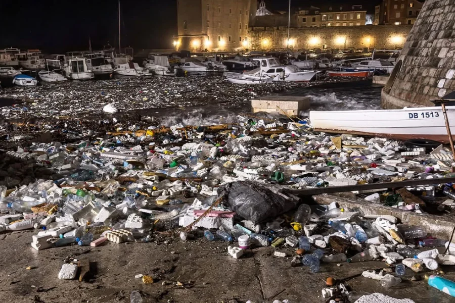 Πλημμύρισε με σκουπίδια από την Αλβανία το Ντουμπρόβνικ της Κροατίας