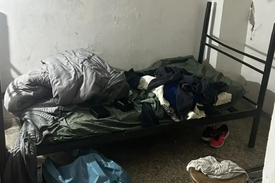 Πώς δρούσε η εγκληματική οργάνωση που ανάγκαζε παιδιά να πουλούν λαθραία τσιγάρα: Τα κρατούσαν σε υπόγεια και τα χτύπαγαν